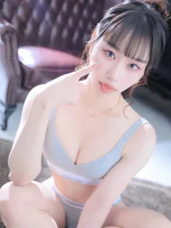  凛々【リリ】(21歳)(T:167cm,T:167cm,B:89cm(Eカップ),W:53cm,H:88cm) - 写真