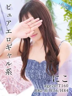にこ(20歳)(T:160cm,T:160cm,B:82cm(Bカップ),W:56cm,H:84cm) - 写真